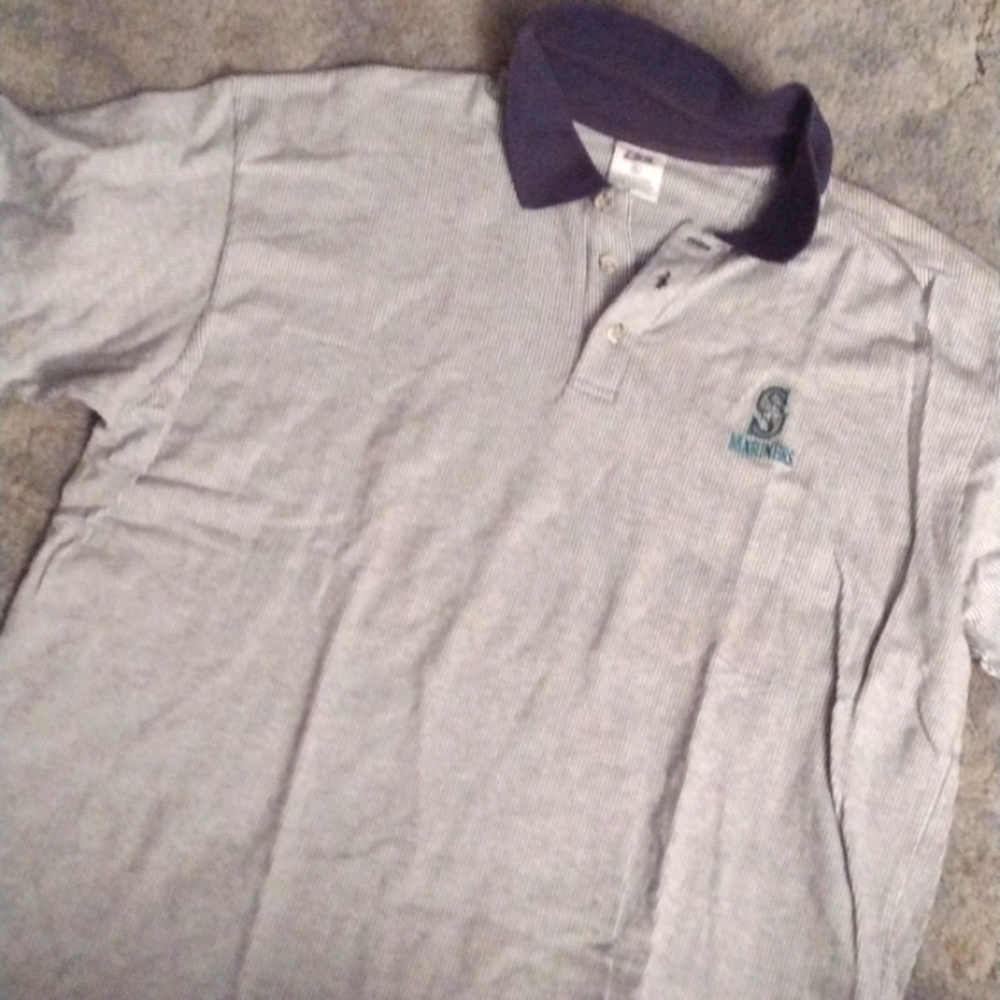 Short sleeve mens an XL polo button mid way